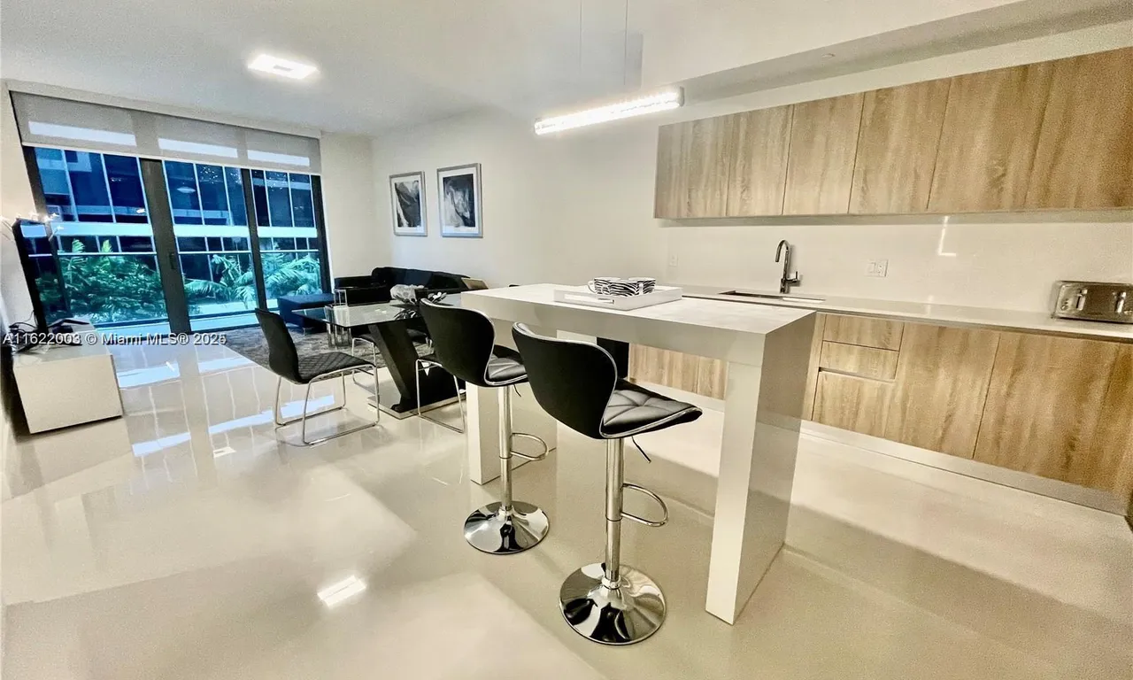 2960 NE 207th # 707, Aventura FL 33180