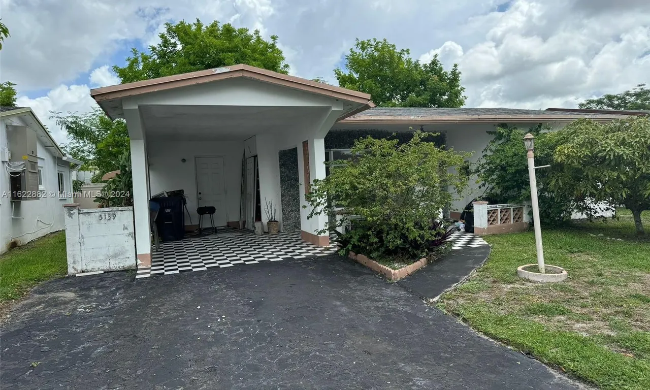 5139 NW 43rd Ct, Lauderdale Lakes FL 33319