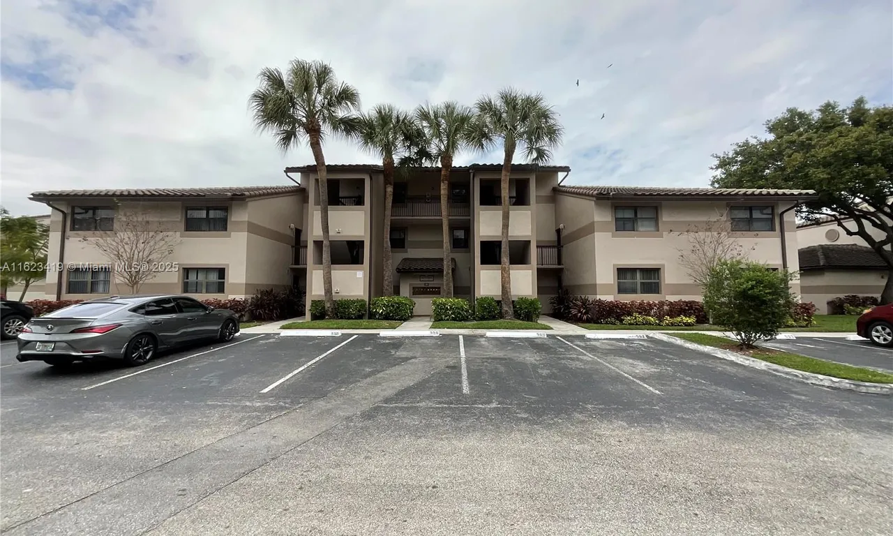 9877 Nob Hill Ct, Sunrise FL 33351
