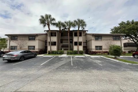 9877 Nob Hill Ct, Sunrise FL 33351