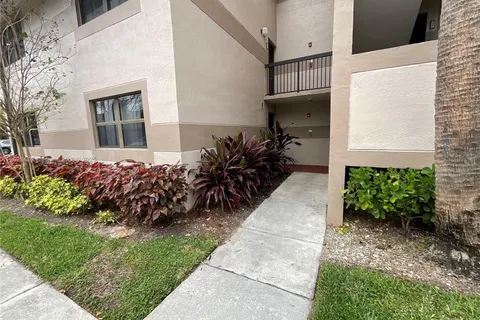 9877 Nob Hill Ct, Sunrise FL 33351
