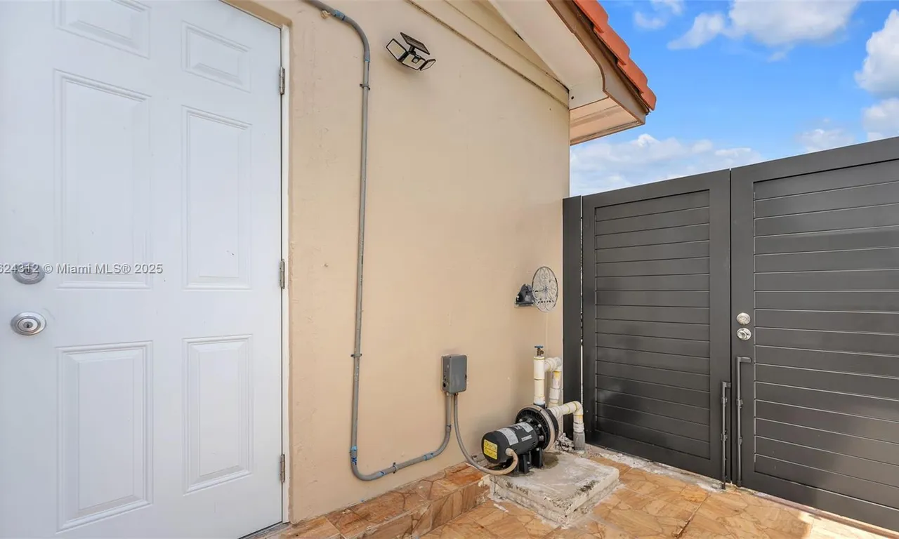 10460 SW 43rd St # 1, Miami FL 33165