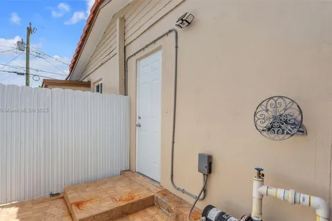 10460 SW 43rd St # 1, Miami FL 33165