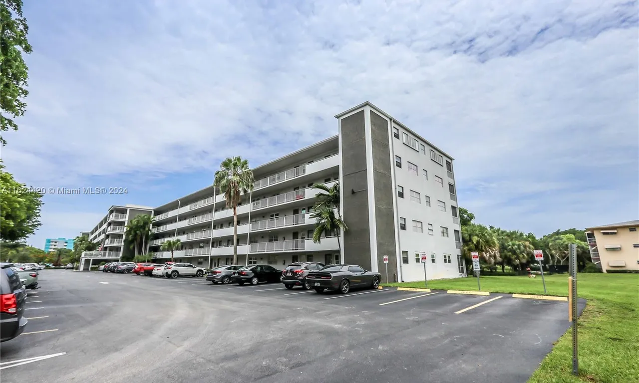 4800 Hillcrest Ln # 112, Hollywood FL 33021