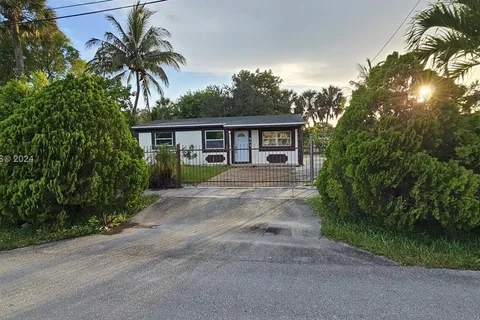 901 NW 34th Ter, Lauderhill FL 33311