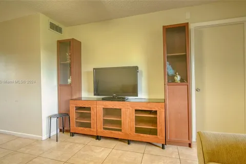 10332 Sunrise Lakes Blvd # 303, Sunrise FL 33322