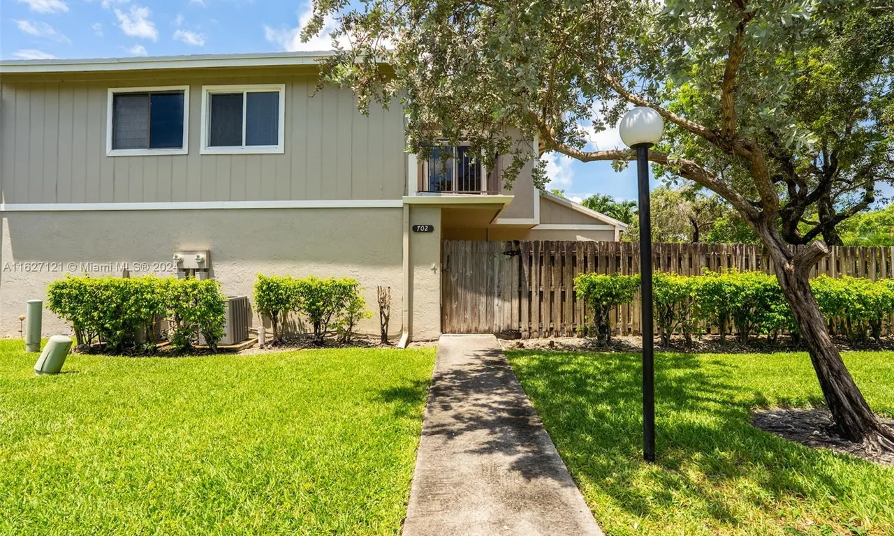 702 Commodore Dr, Plantation FL 33325