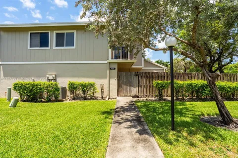 702 Commodore Dr, Plantation FL 33325