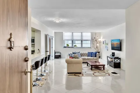 5825 Collins Ave # 2E, Miami Beach FL 33140