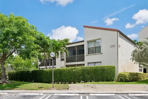 2305 S Cypress Bend Dr # 104D, Pompano Beach FL 33069