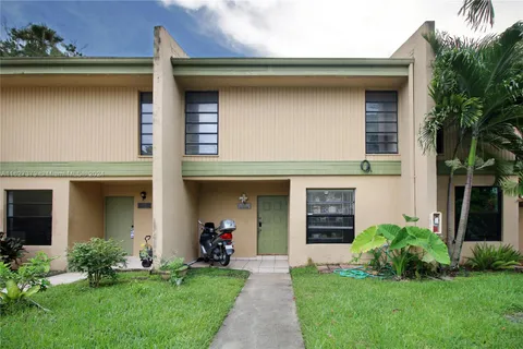 9220 NW 14th St # 272, Pembroke Pines FL 33024