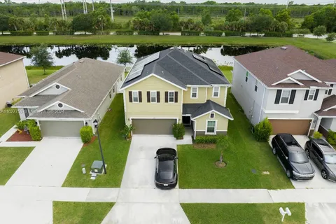 5590 NW Pine Trail Cir, Port St. Lucie FL 34983