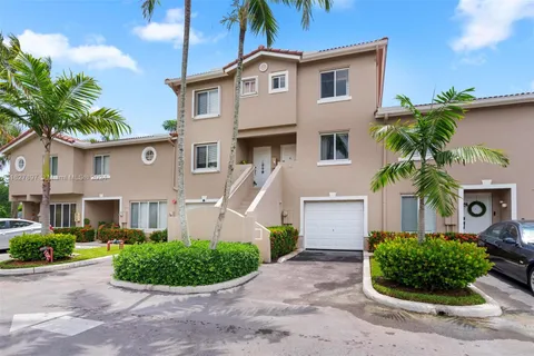 126 Riviera Cir, Weston FL 33326