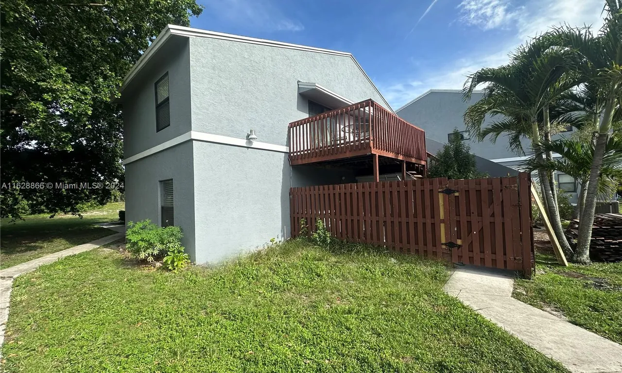 22 Crossings Cir, Boynton Beach FL 33435