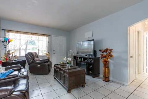 330 E 16th St, Hialeah FL 33010