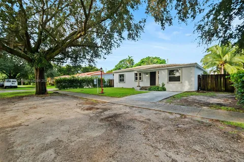 540 Cardinal St, Miami Springs FL 33166