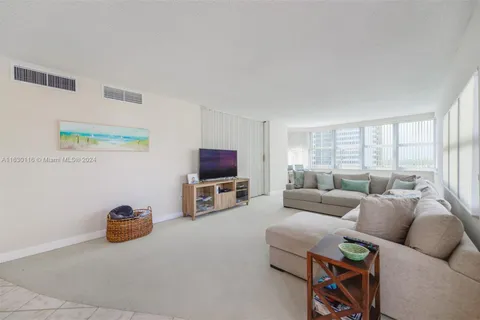 1980 S Ocean Dr # 10Q, Hallandale Beach FL 33009