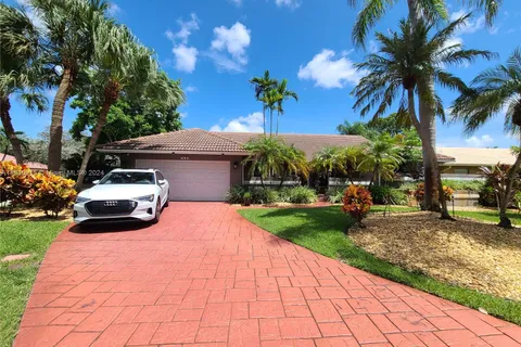 899 NW 107th Ln, Coral Springs FL 33071