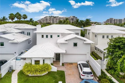 16 Turtle Walk, Key Biscayne FL 33149