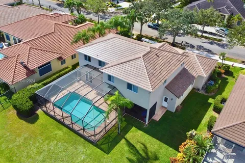 217 Landings Blvd, Weston FL 33327