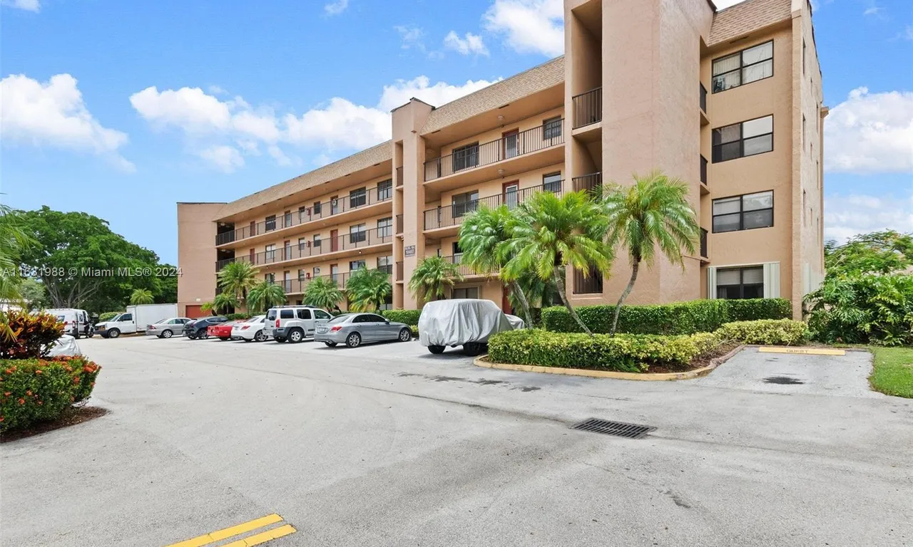 10467 Sunrise Lakes Blvd # 109, Sunrise FL 33322