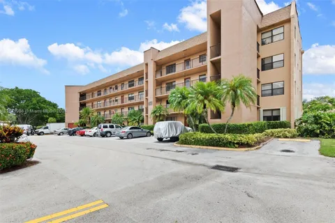 10467 Sunrise Lakes Blvd # 109, Sunrise FL 33322