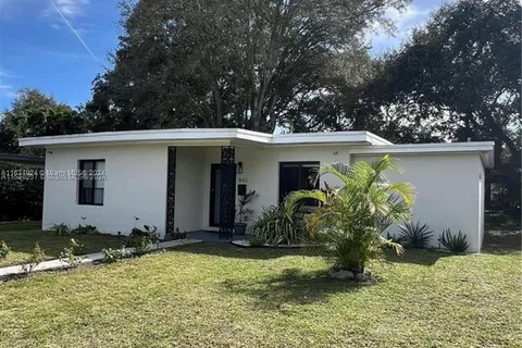 840 NE 143rd St, North Miami FL 33161