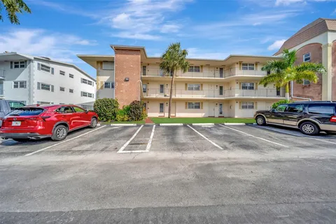 460 Paradise Isle Blvd # 101, Hallandale Beach FL 33009