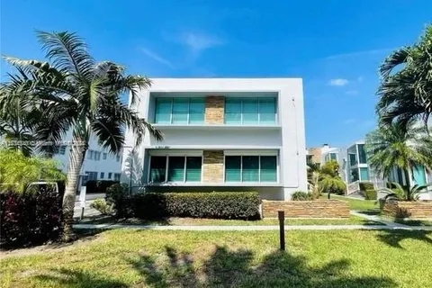 10178 Collins Ave # 202, Bal Harbour FL 33154