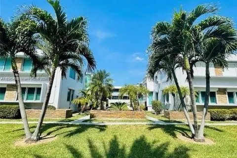 10178 Collins Ave # 202, Bal Harbour FL 33154