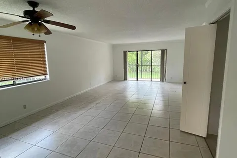 379 Lakeview Dr # 201, Weston FL 33326