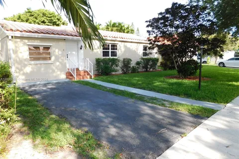 581 La Villa Dr, Miami Springs FL 33166