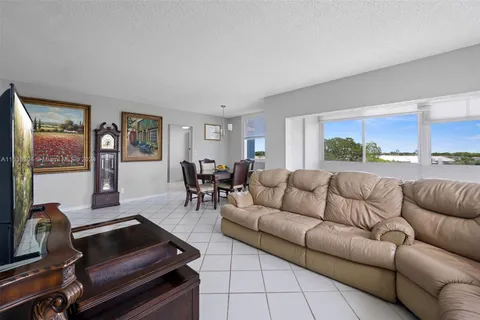 4200 Hillcrest Dr # 520, Hollywood FL 33021