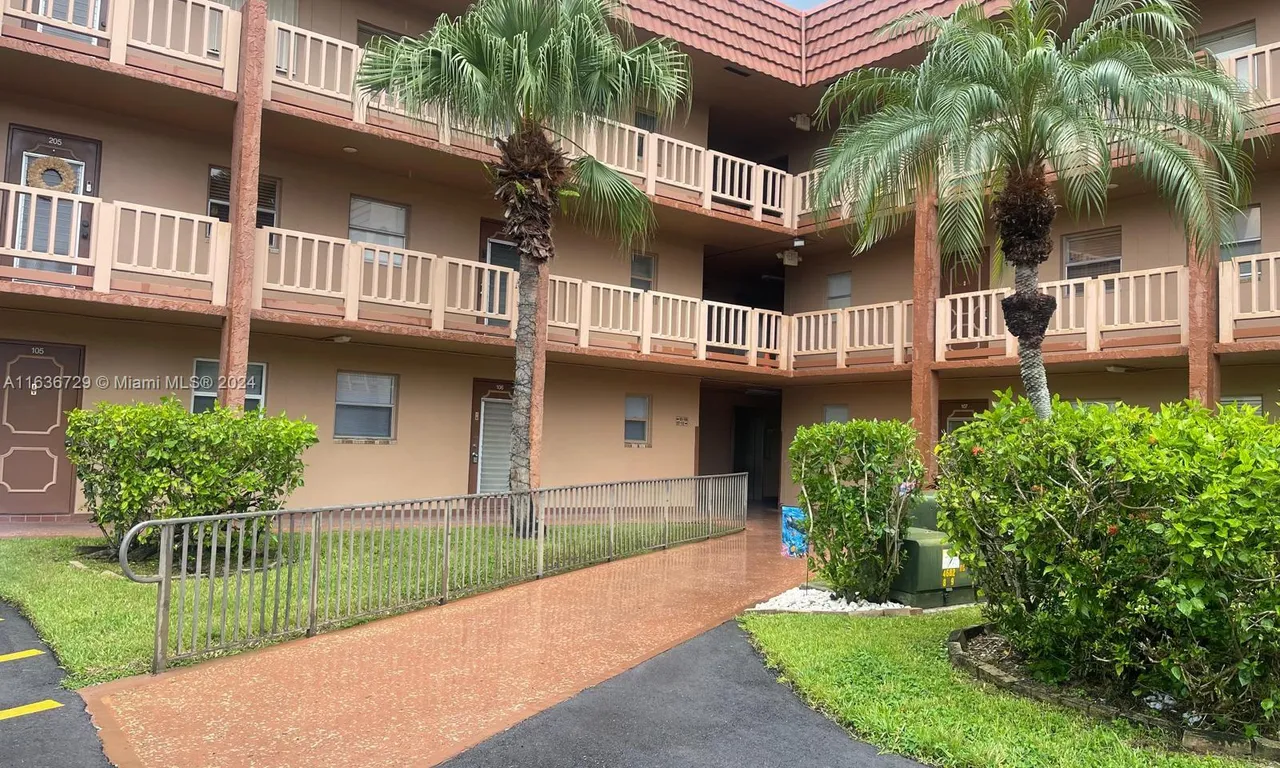 9620 Sunrise Lakes Blvd # 106, Sunrise FL 33322