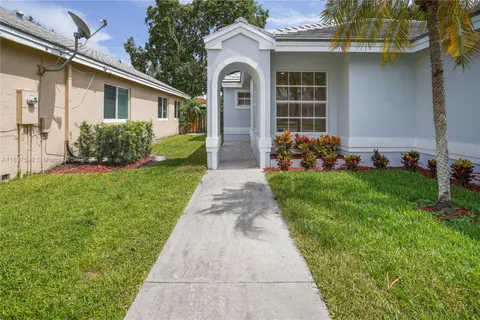 9354 Arborwood Cir, Davie FL 33328