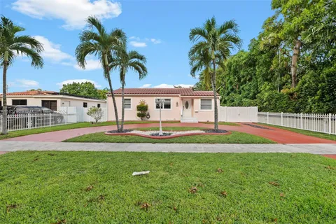 556 La Villa Dr, Miami Springs FL 33166