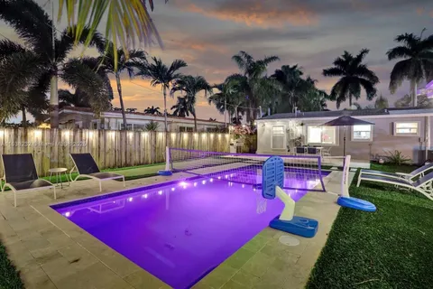 1124 NE 6th St # 0, Hallandale Beach FL 33009