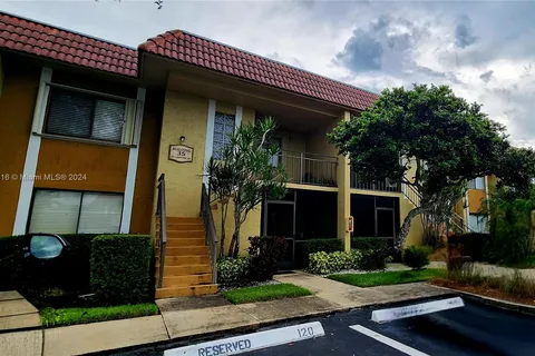 307 Lakeview Dr # 102, Weston FL 33326