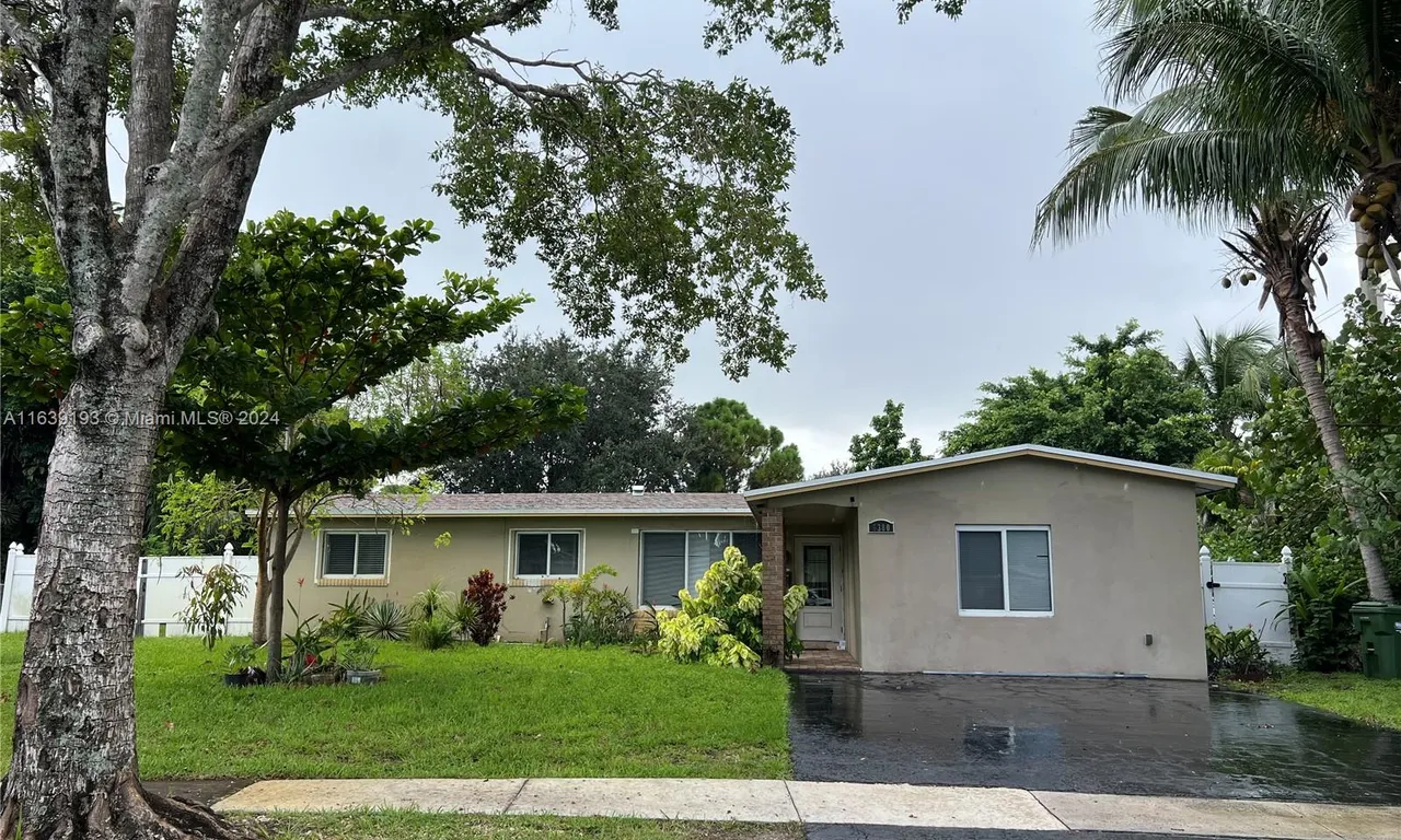 6380 SW 3rd St, Pembroke Pines FL 33023