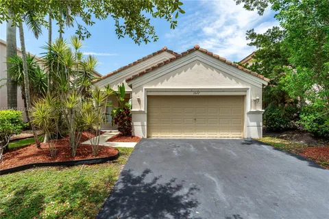 1527 Canary Island Dr, Weston FL 33327