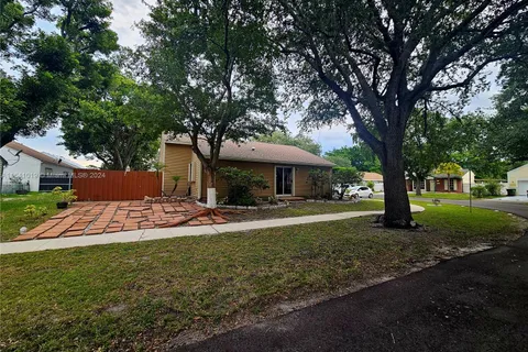 1250 SW 84th Ter, Pembroke Pines FL 33025