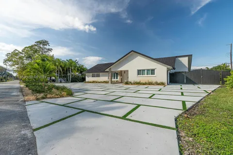 8425 SW 185th St, Cutler Bay FL 33157