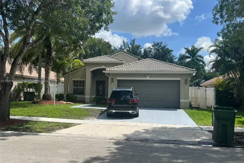 1355 NW 143rd Ave, Pembroke Pines FL 33028