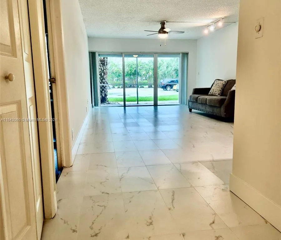 100 Lakeview Dr # 102, Weston FL 33326