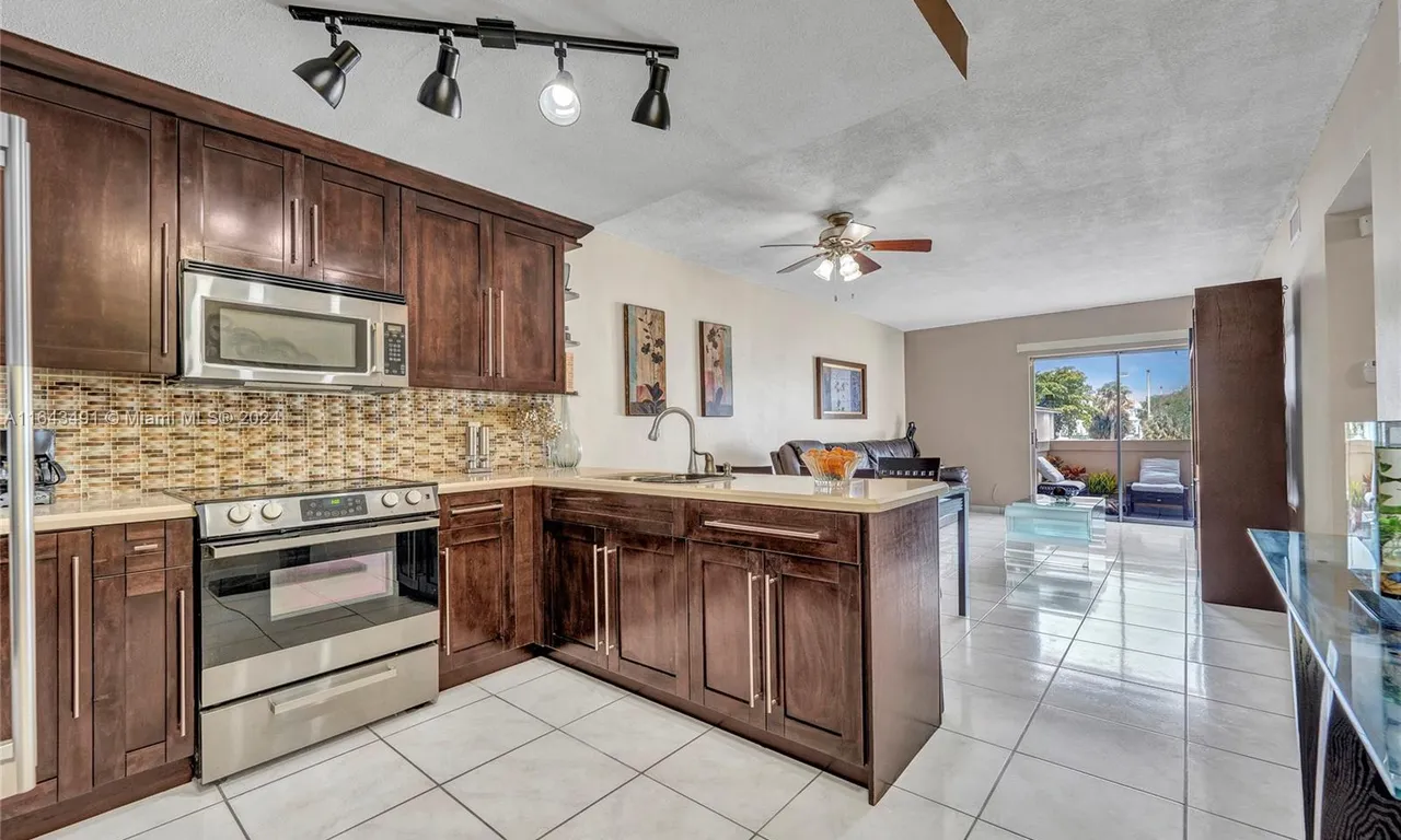 685 Miller Dr # E203, Miami Springs FL 33166