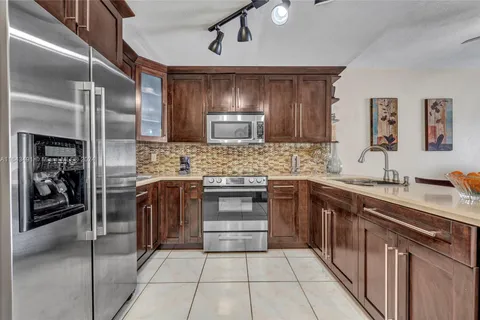 685 Miller Dr # E203, Miami Springs FL 33166