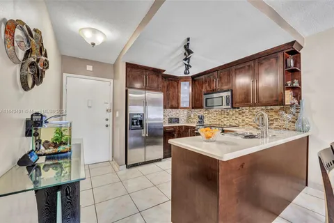 685 Miller Dr # E203, Miami Springs FL 33166