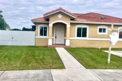 714 SE 12th Ter, Homestead FL 33033