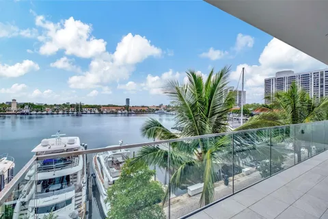 3750 Yacht Club Dr, Aventura FL 33180