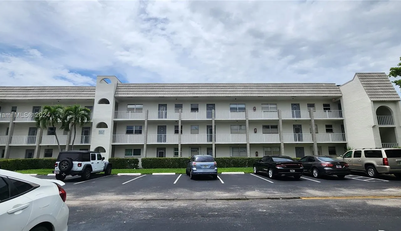 8460 Sunrise Lakes Blvd # 212, Sunrise FL 33322